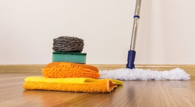 Có nên dùng nước lau sàn để vệ sinh sàn gỗ biến tính